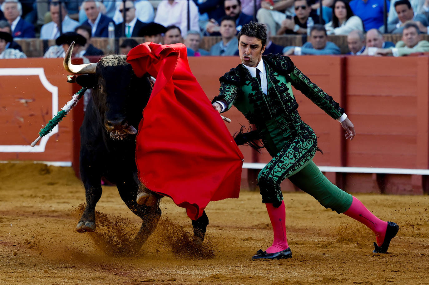 Perera corta tres orejas y abre la puerta del Príncipe de Sevilla