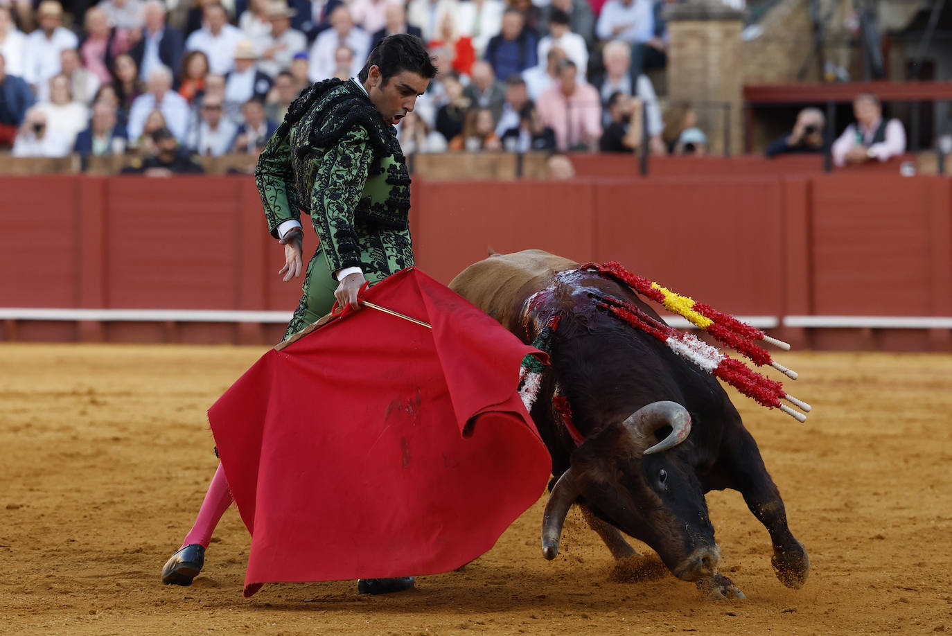 Perera corta tres orejas y abre la puerta del Príncipe de Sevilla