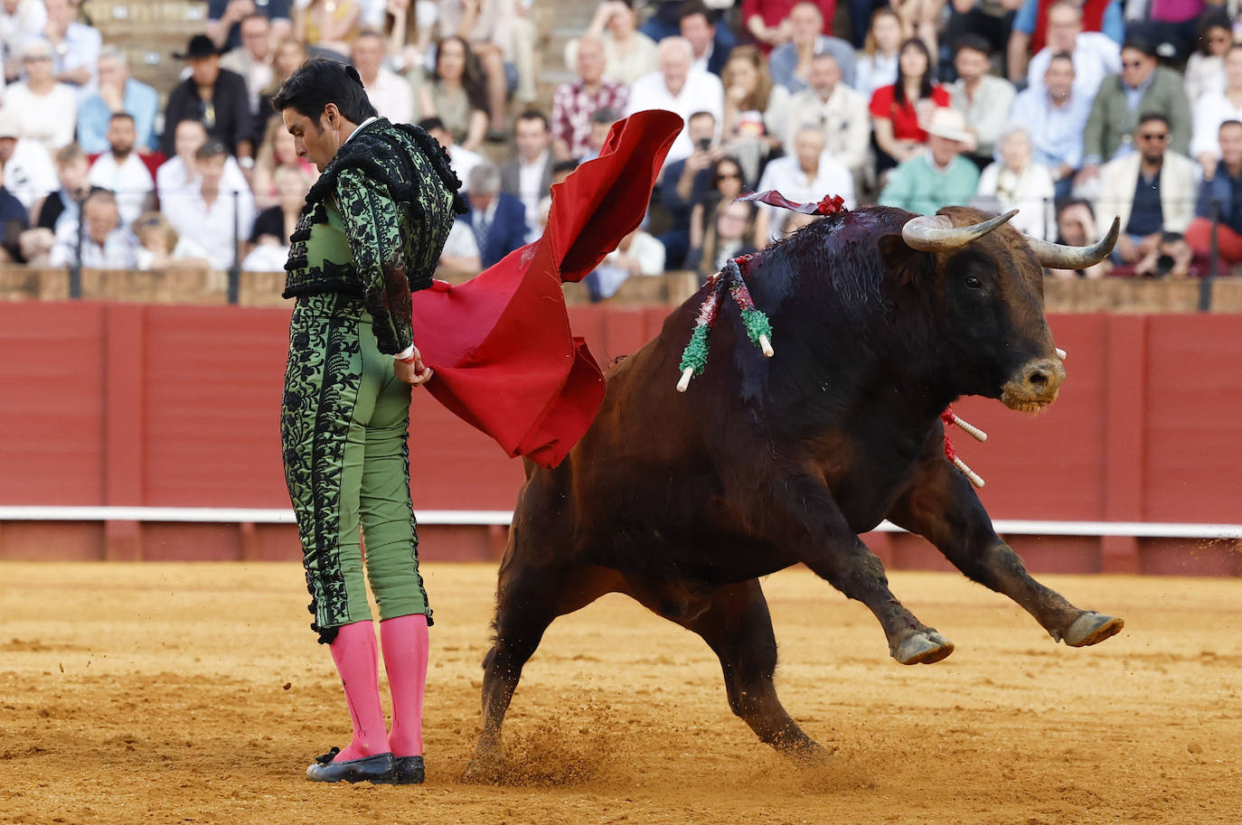 Perera corta tres orejas y abre la puerta del Príncipe de Sevilla