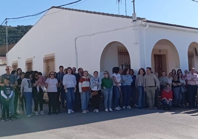 Padres, madres y algunos alumnos, esta tarde, junto al instituto de La Parra. También han estado los alcaldes de Salvatierra y La Parra y la alcaldesa de La Morera.