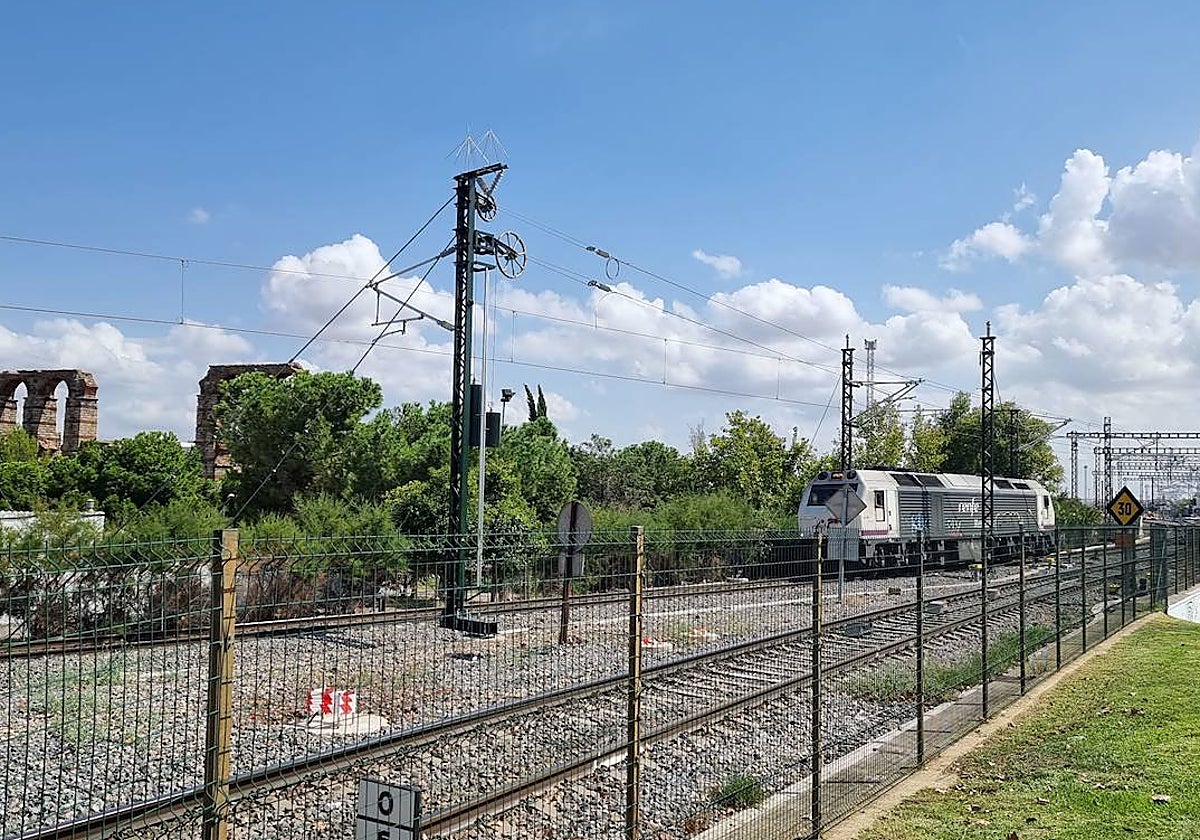 Un tren sale de la estación de Mérida en dirección a Aljucén, en el tramo que será duplicado.
