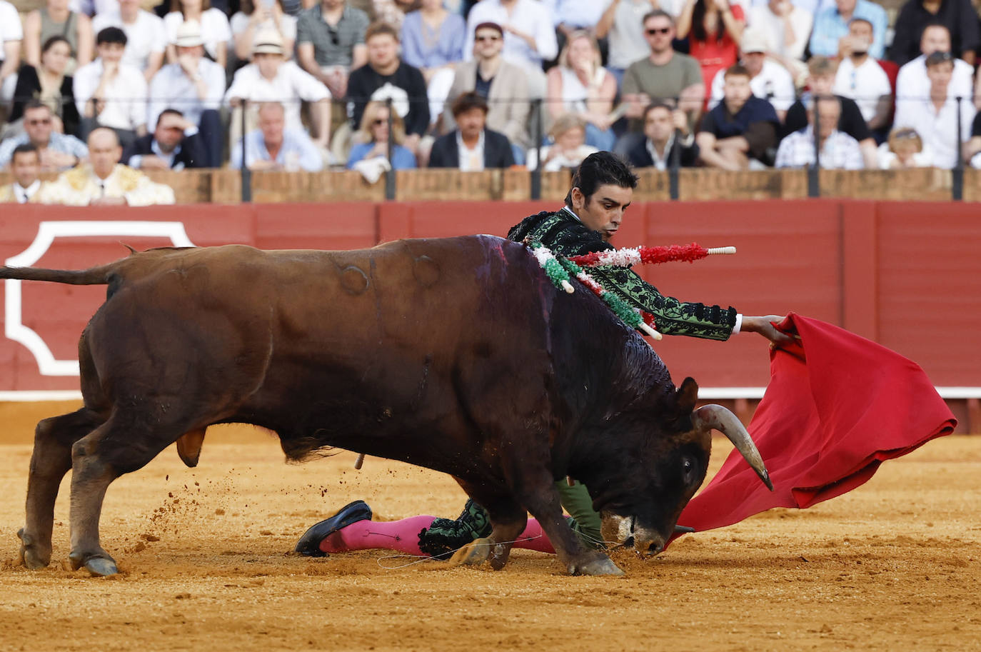 Perera corta tres orejas y abre la puerta del Príncipe de Sevilla