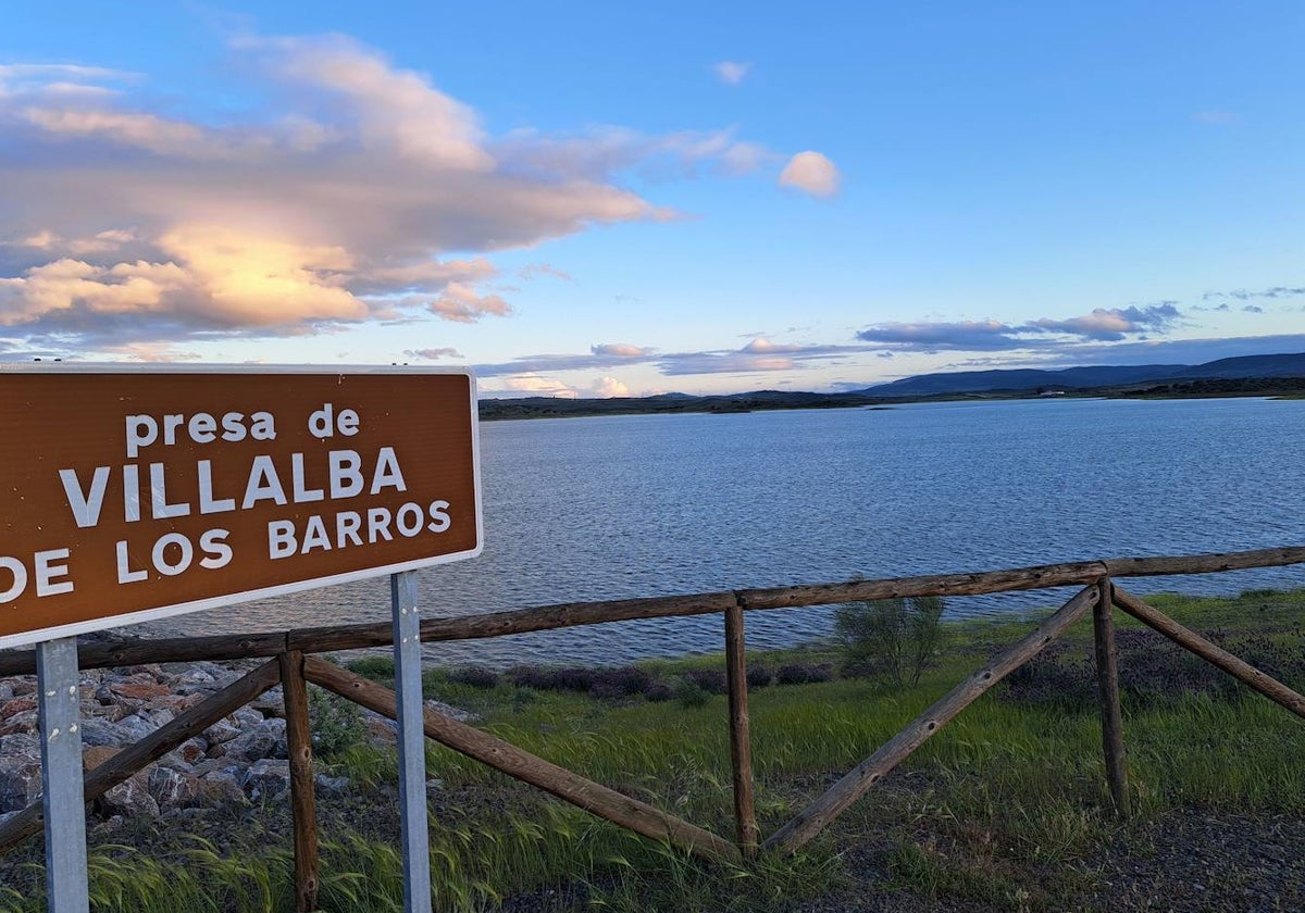 Embalse de Villalba de los Barros a finales de marzo pasado. La puesta en marcha de su potabilizadora es clave para asegurar el abastecimiento a más de 50.000 personas.