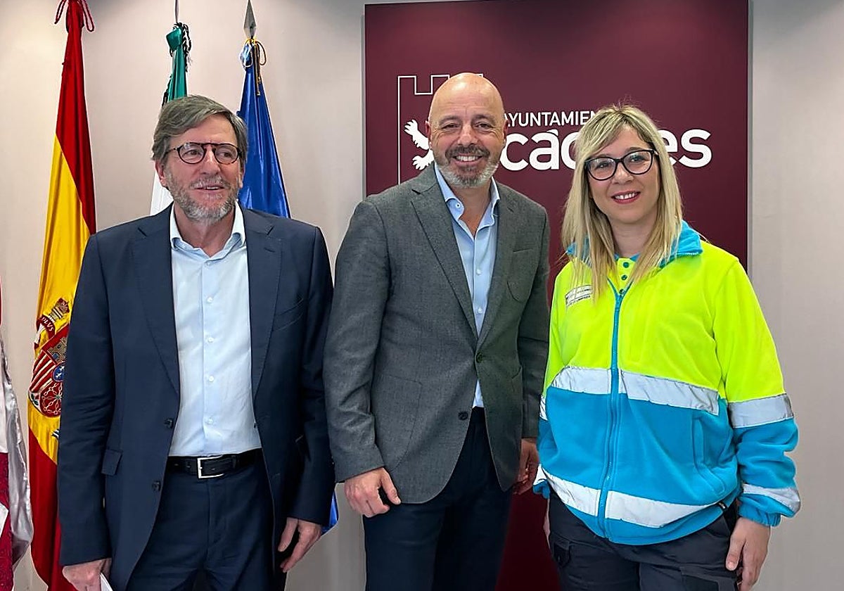 El concejal Pedro Muriel (centro) junto a responsables de Valoriza en la presentación de la campaña.