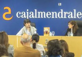 Alfonso Goizueta, finalista del premio Planeta, junto a la periodista de HOY Cristina Núñez.