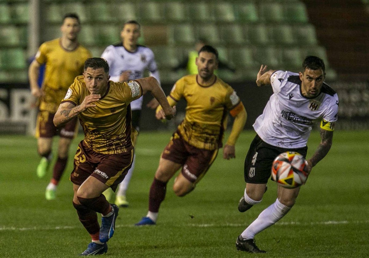 Bonaque repliega en una acción del partido ante el Córdoba.