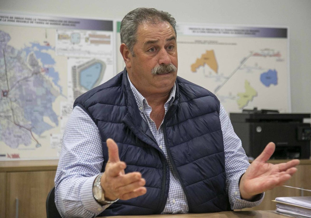 Isidro Hurtado, en la sede de la comunidad de regantes de Tierra de Barros, en Almendralejo, el martes pasado.