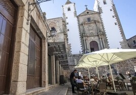 Terraza de la cafetería Jardín de Ulloa, que regentaba la Fundación Mercedes Calles en la plaza de San Jorge de Cáceres.