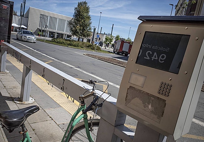 El poste de la base junto a la estación de tren, deteriorada.