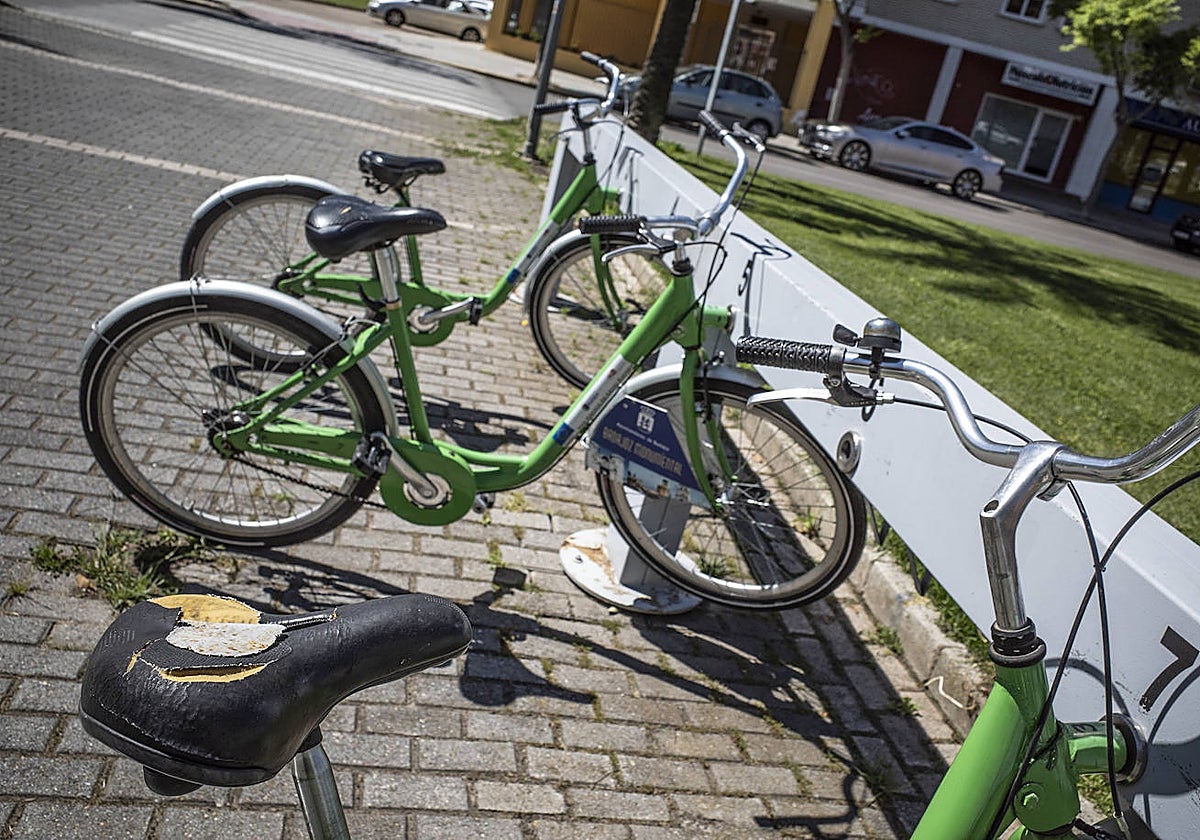 Sillín roto en una de las bicicletas en la parada de Padre Romero de Castilla, en Valdepasillas.