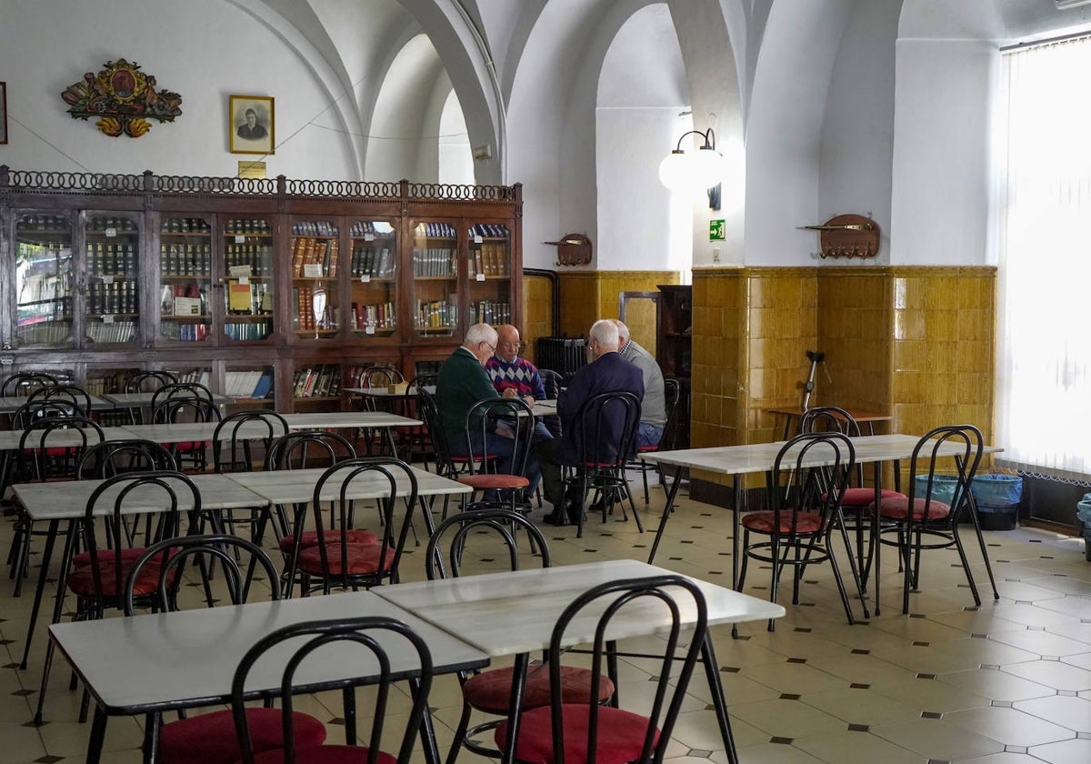 Varios jubilados jugando al dominó esta semana en la Sociedad de Artesanos de Valencia de Alcántara.