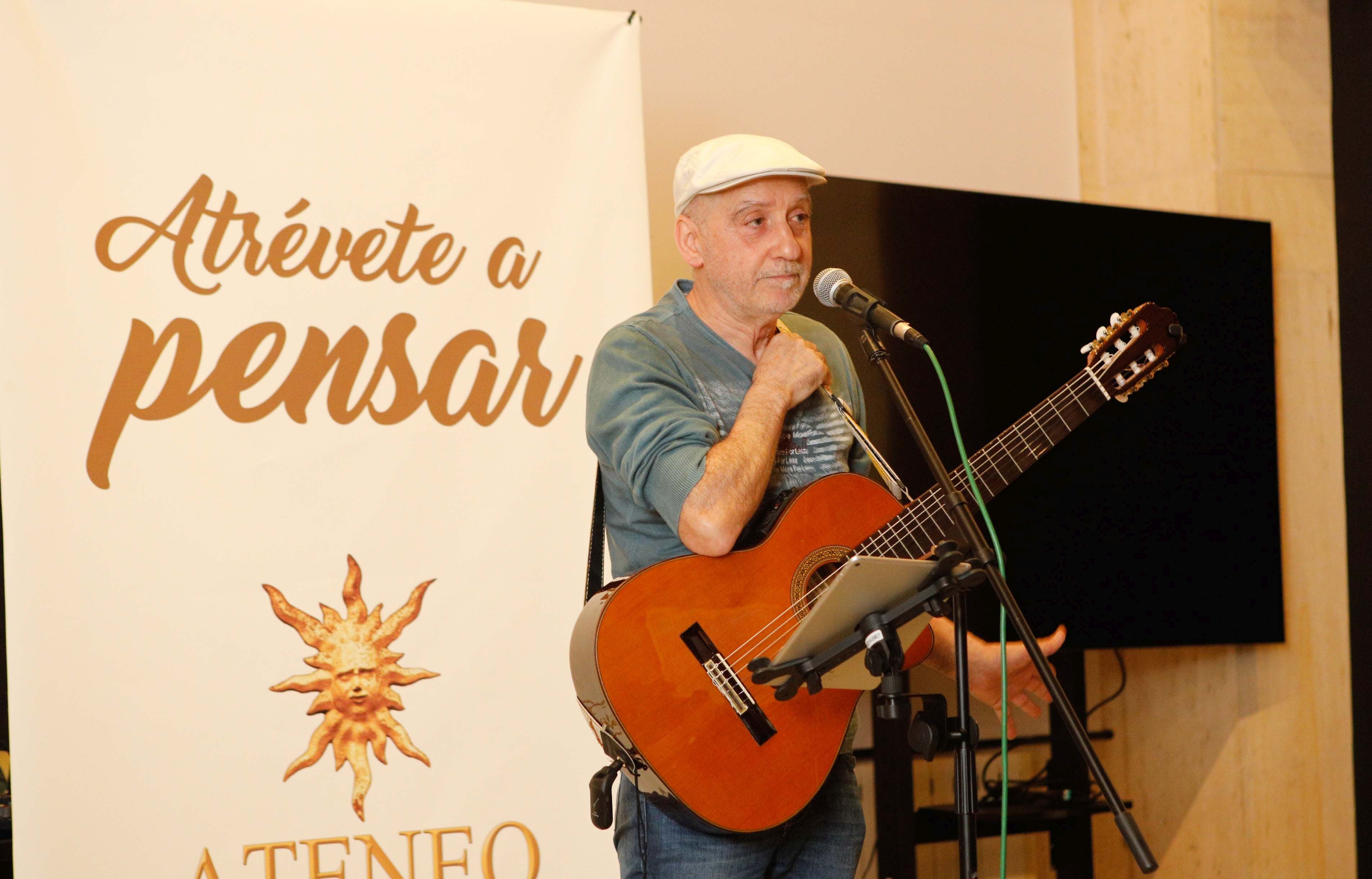 'Versos de proximidad y canciones de temporada', de Juanjo Cortés.