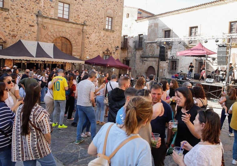 Imagen de la plaza de Santa María de Cáceres, este sábado por la tarde durante uno de los conciertos del mercado de la primavera.