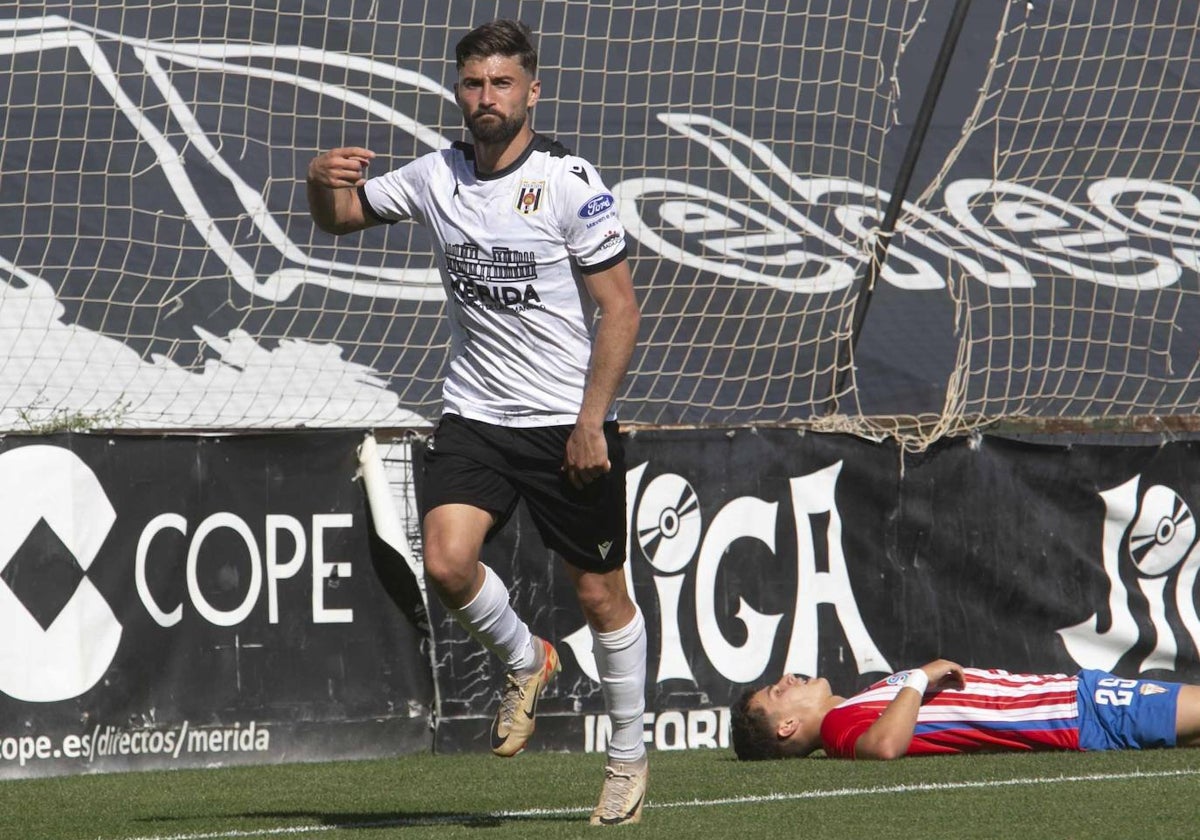 Chuma celebra su segundo tanto ante el Algeciras ayer en el Romano.