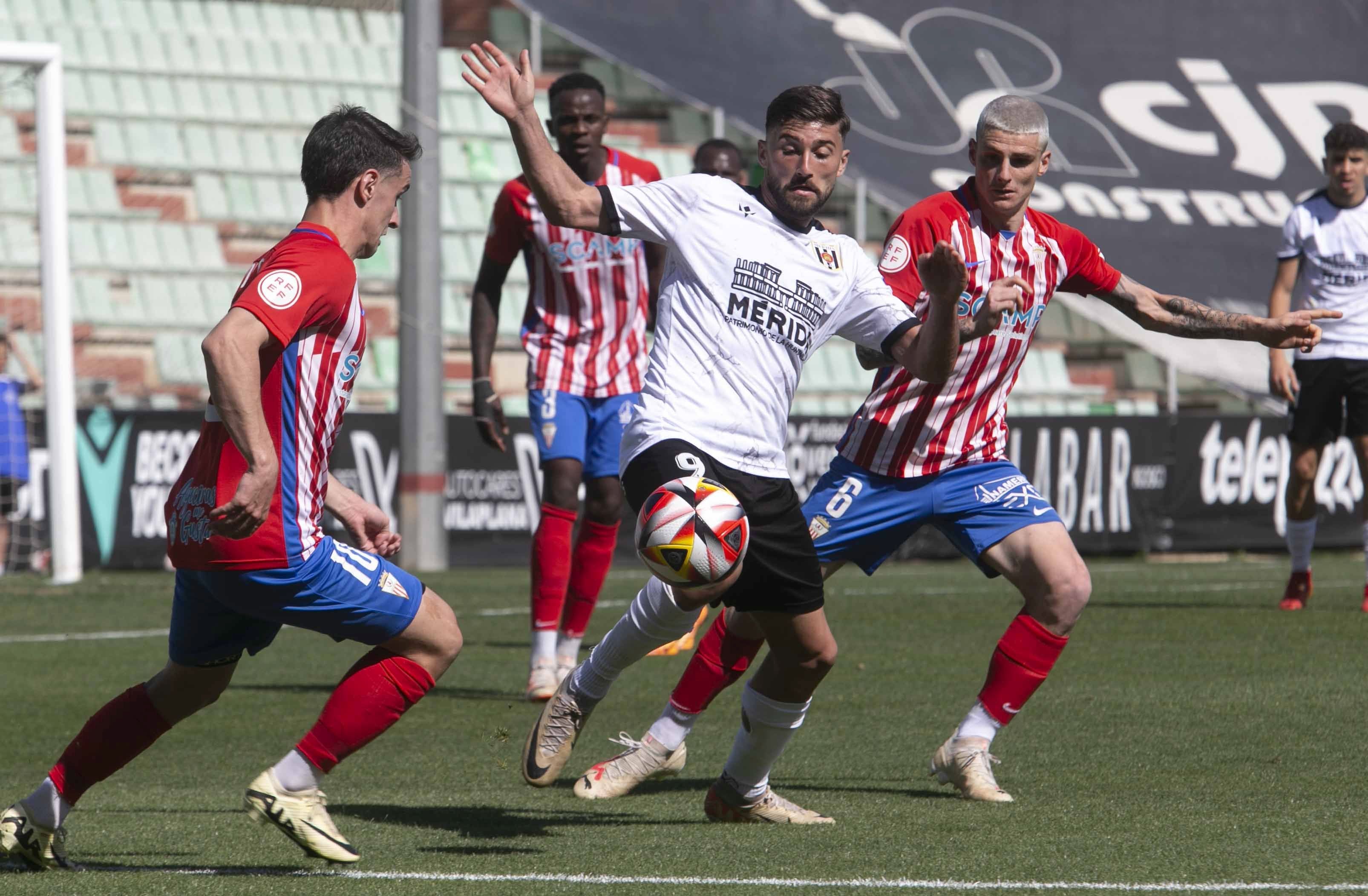 Las mejores imágenes del encuentro entre el Mérida y el Algeciras