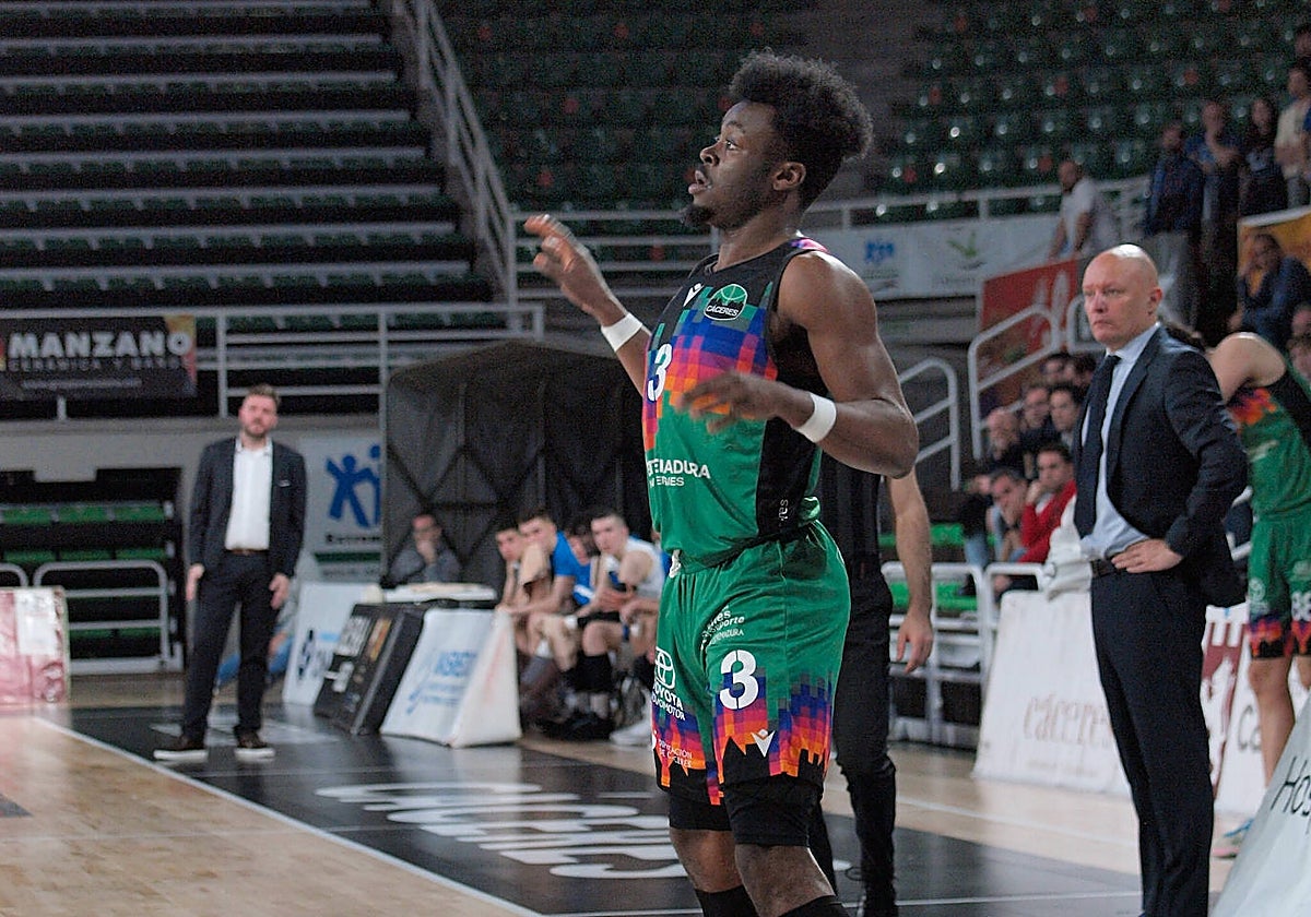 Mike Nuga, del Cáceres, y al fondo el técnico Arturo Álvarez.