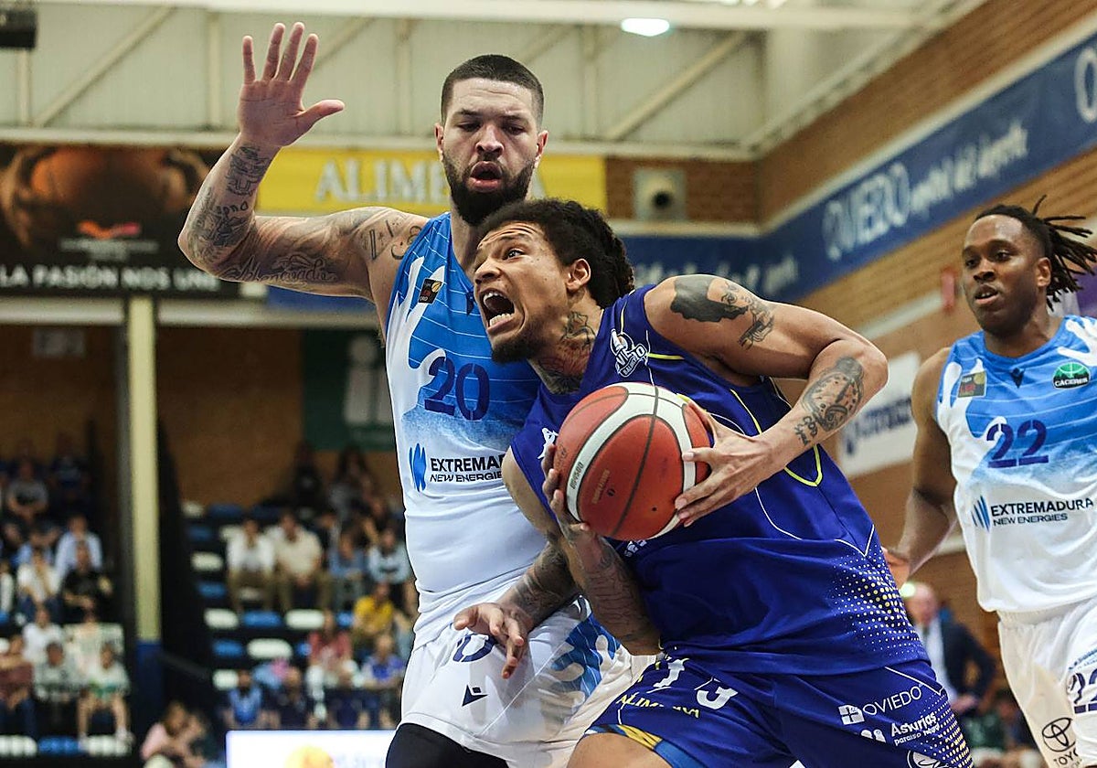 Dikembe, con el Cáceres en Oviedo.