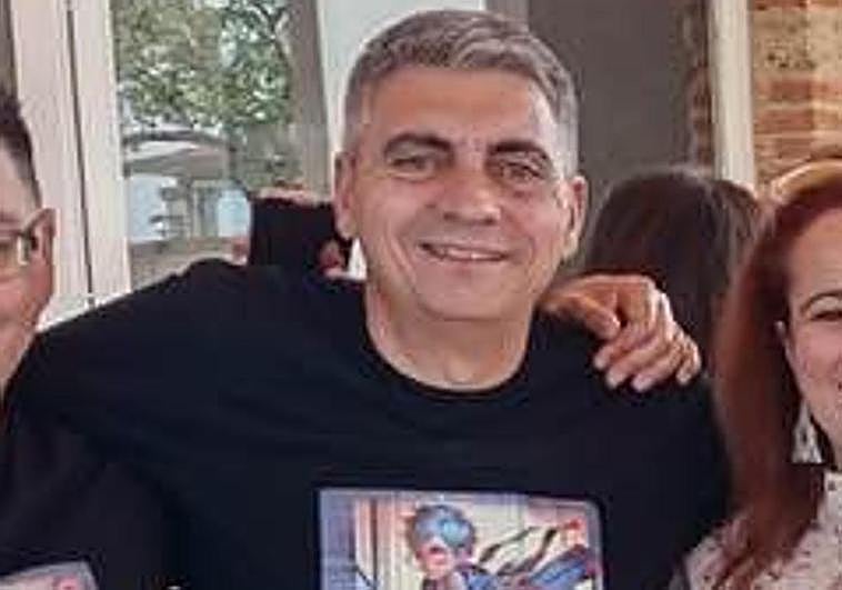 Militantes socialistas celebran la victoria de Miguel Ángel Gallardo con una camiseta de 'El niño de la katana'
