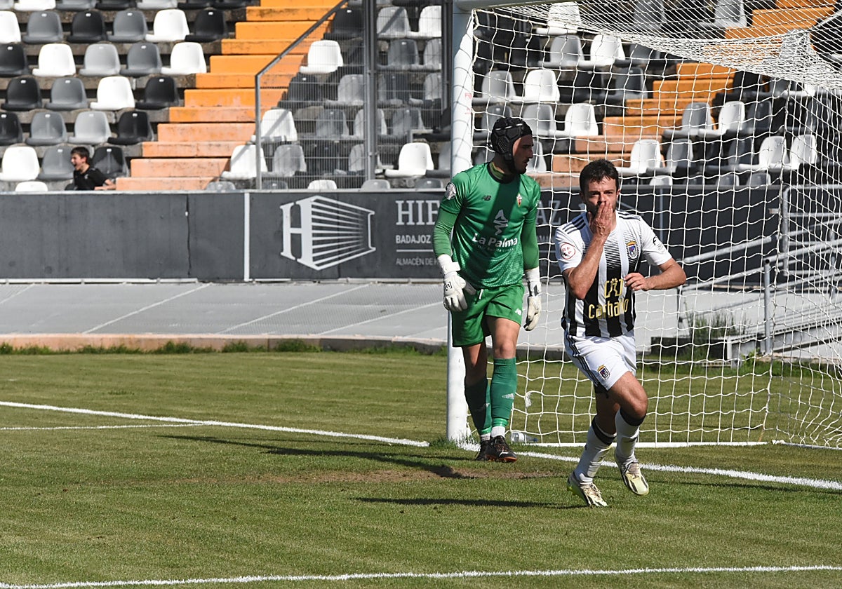Samu Manchón tras marcar el penalti que había provocado al borde del descanso.