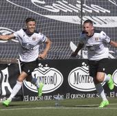 Elejalde y Sandoval celebran el 3-1 del Mérida ante el Algeciras el pasado sábado.