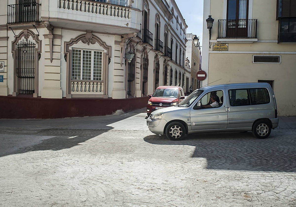 Un coche circula por la plataforma única de San Andrés.