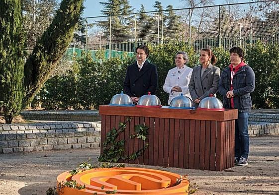 El jurado, acompañado de la chef Pepa Muñoz, en el Bosque del Recuerdo.