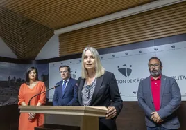 La directora del Comité español de la UNRWA, Raquel Martí, junto a los presidente de las diputaciones en la mañana de este lunes durante una rueda de prensa.