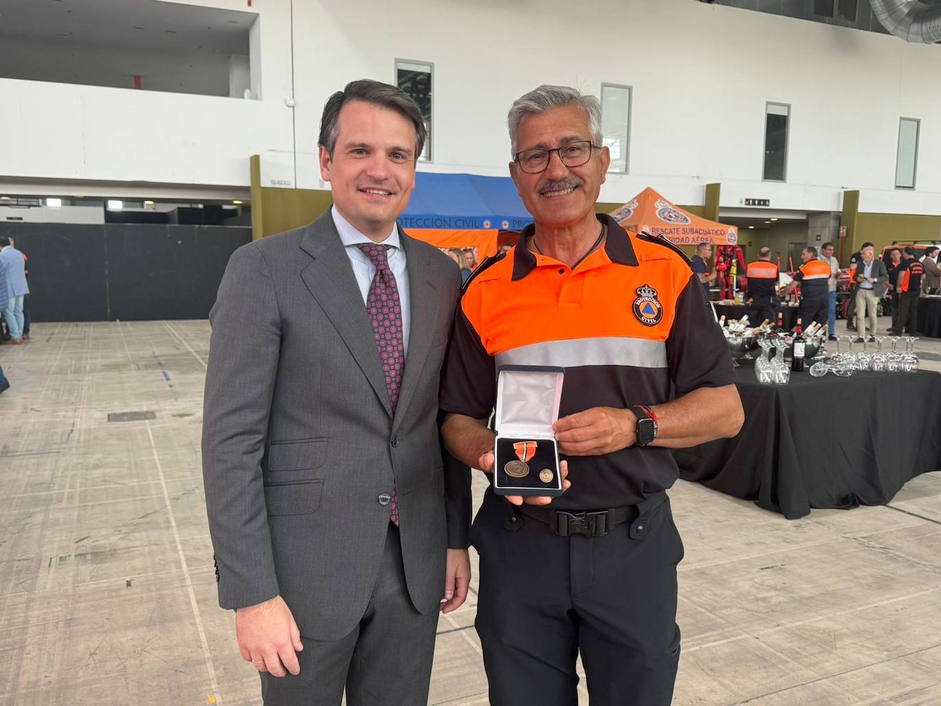 Imagen secundaria 2 - La agrupación de Protección Civil recibe una medalla de oro por sus más de 20 años de servicio