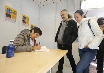 Imagen de archivo de la autora Nieves Concostrina en la Feria del Libro de 2022.