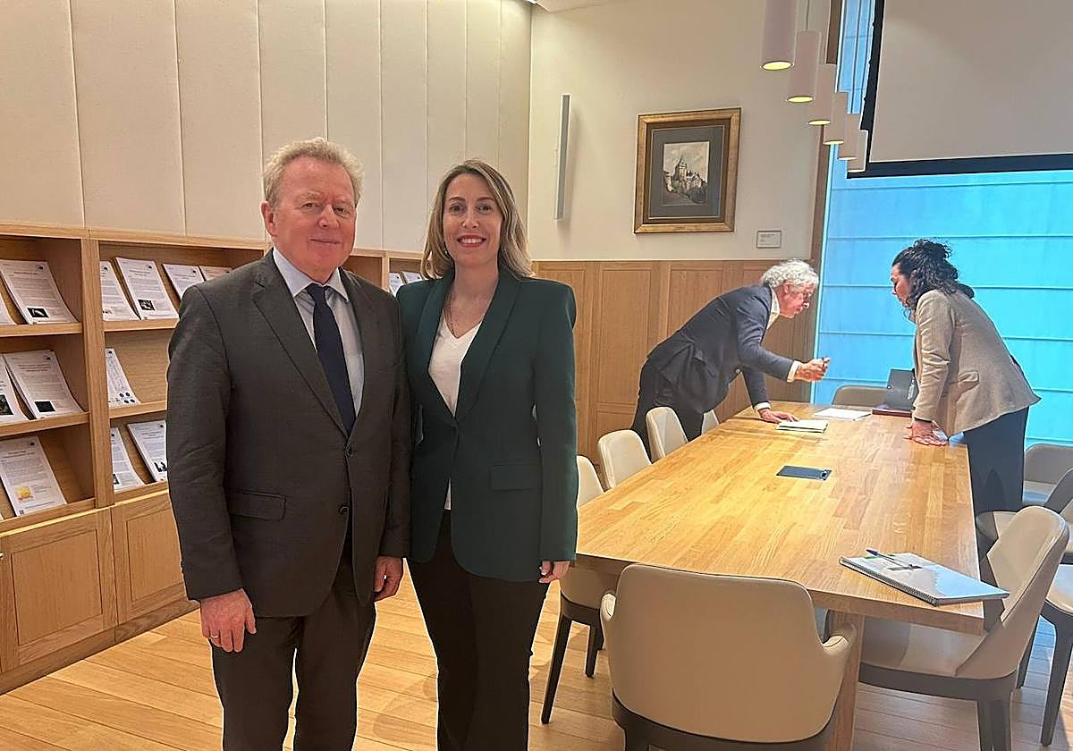 María Guardiola, junto al comisario europeo de Agricultura, Janusz Wojciechowski, este martes en Bruselas.