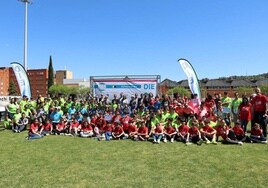 Foto de familia de las autoridades junto a los participantes.