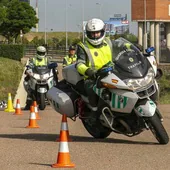 Los guardias hacen la prueba de destreza y habilidad entre los conos, esta mañana, en la Escuela de Tráfico de la Guardia Civil en Mérida.