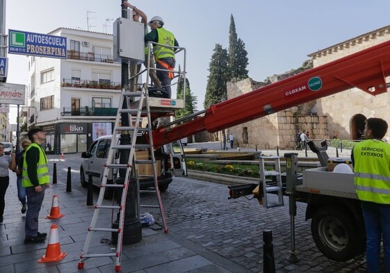 Instalación de la cámara en la Plaza del Rastro de Mérida.