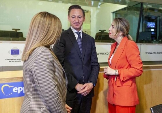 María Guardiola, junto a la presidenta de Cantabria, María José Sáenz de Buruaga, y el presidente del Grupo PPE, Olgierd Geblewicz, este miércoles en el Comité Europeo de las Regiones en Bruselas.