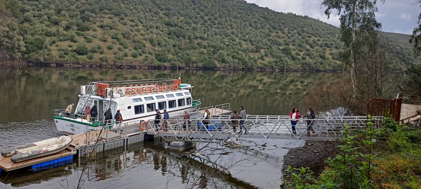 El barco turístico del Tajo Internacional en uno de los embarcaderos.