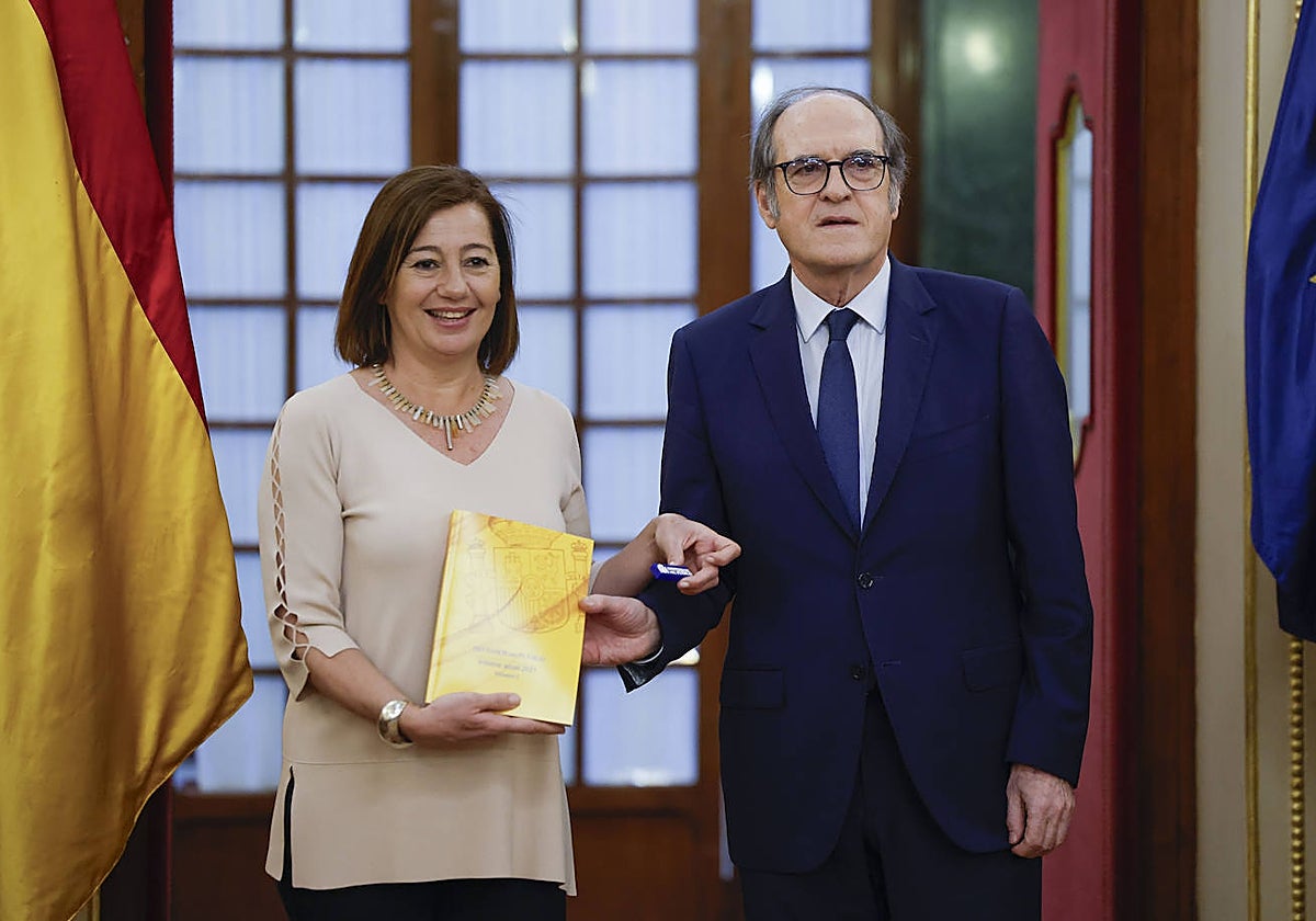 El defensor del pueblo, Ángel Gabilondo, entrega a la presidenta del Congreso, Francina Armengol, el informe anual correspondiente al año 2023 en marzo pasado.