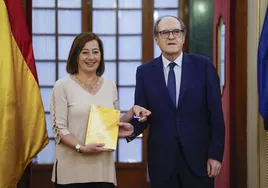 El defensor del pueblo, Ángel Gabilondo, entrega a la presidenta del Congreso, Francina Armengol, el informe anual correspondiente al año 2023 en marzo pasado.