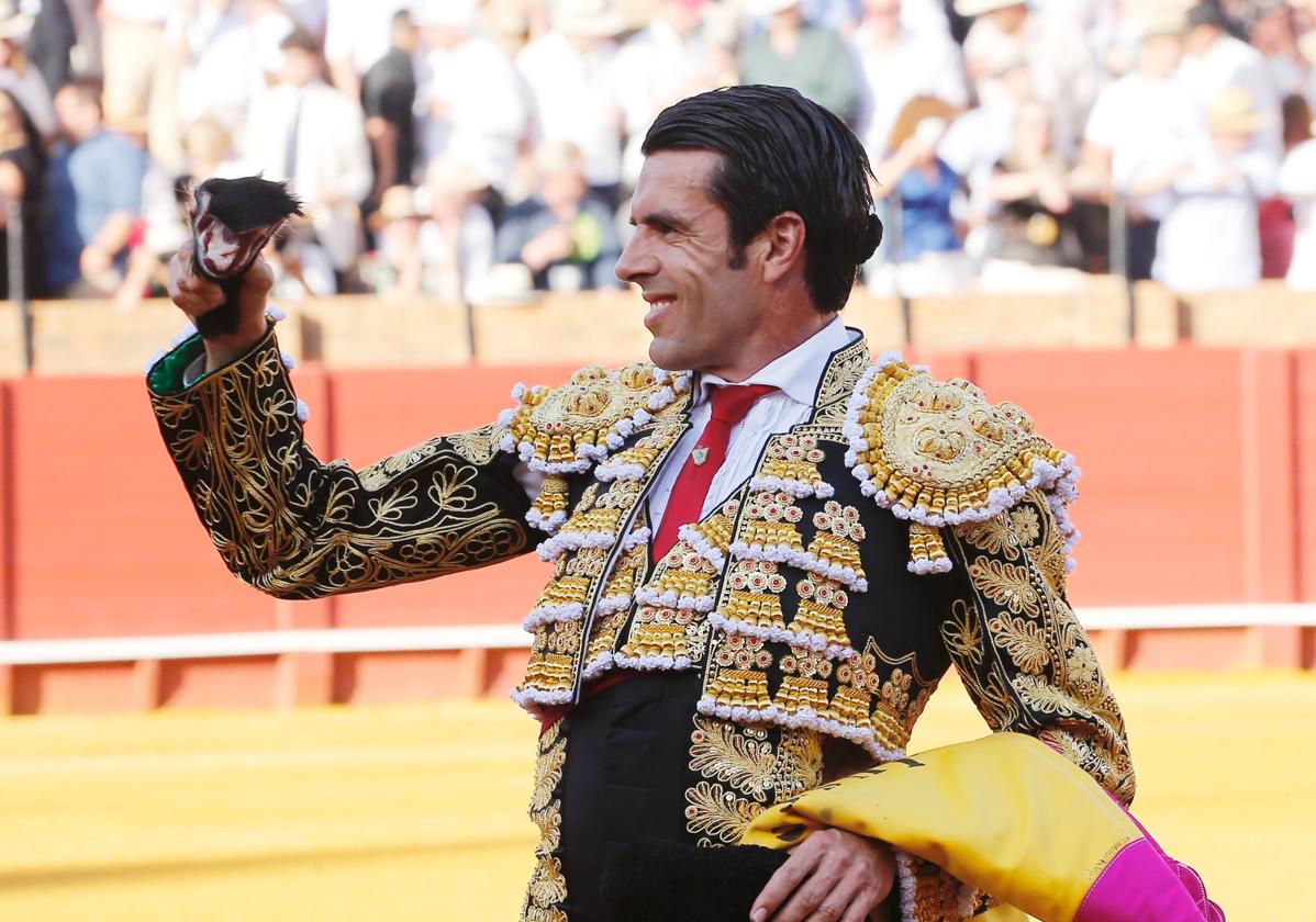 Emilio de Justo, muestra la oreja conseguida en la lidia de este martes en Sevilla.