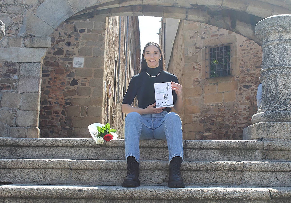 Laura posa con el libro en la parte antigua de Cáceres.