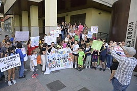 Familias y alumnos de los colegios de la margen derecha protestan para que les amplíen plazas en el Instituto San Atón.