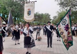 Comitiva durante el desfile.