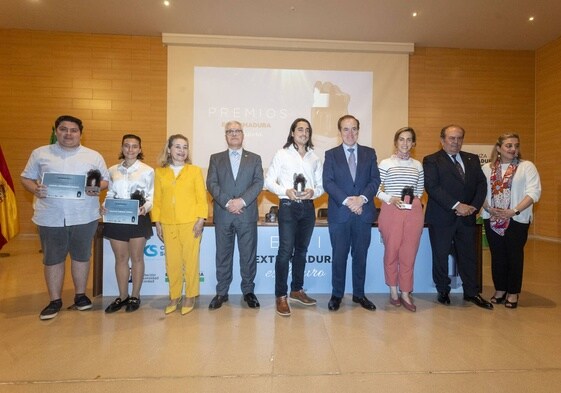 Foto de familia de premiados y autoridades en el acto celebrado en el campus de Cáceres de la UEx.