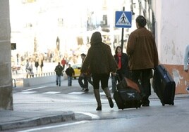 Imagen de archivo de dos turistas con maletas