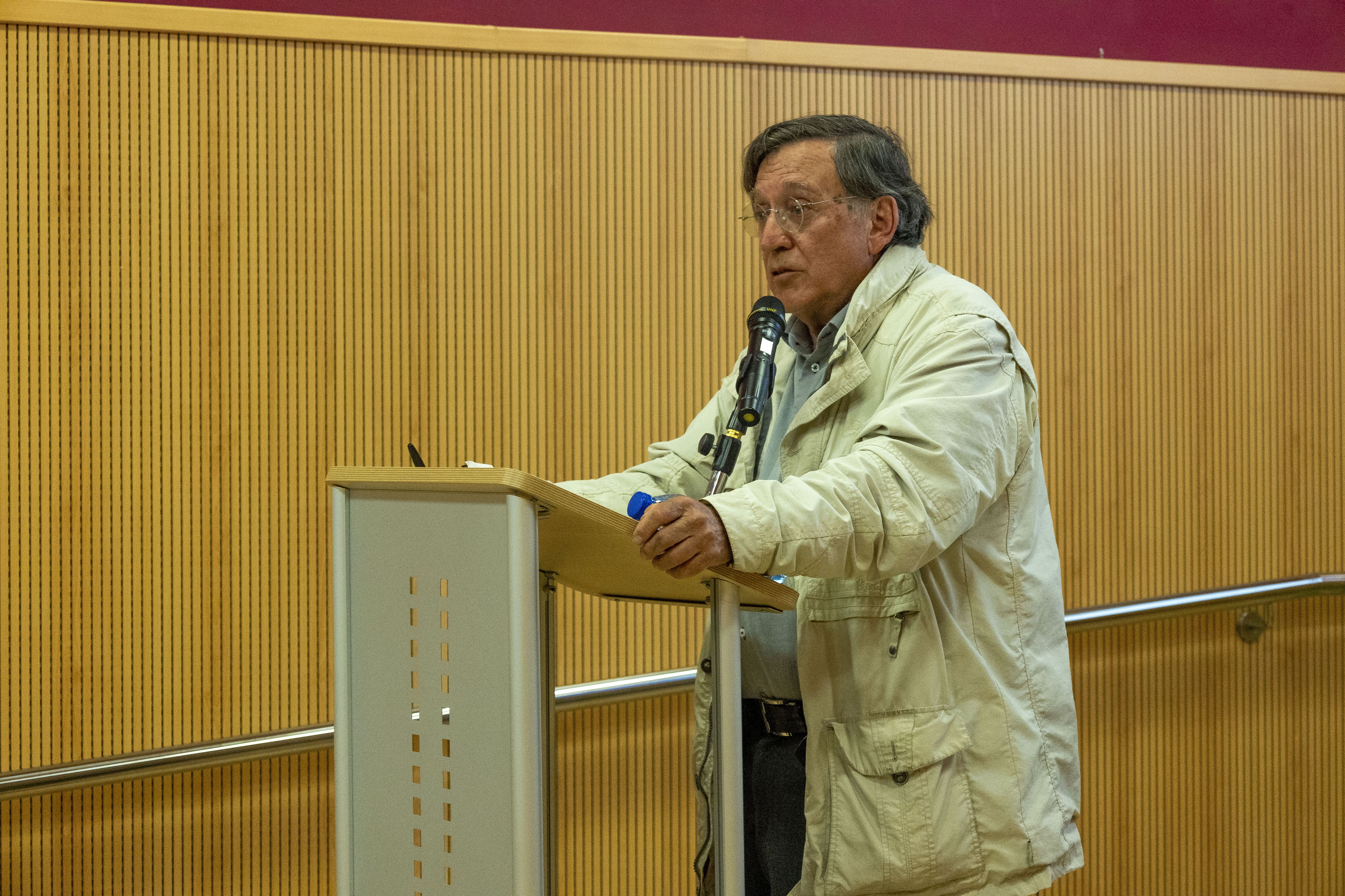 El naturalista Joaquín Araujo intervino en una conferencia organizada por la Asociación Amigos de la Ribera del Marco.