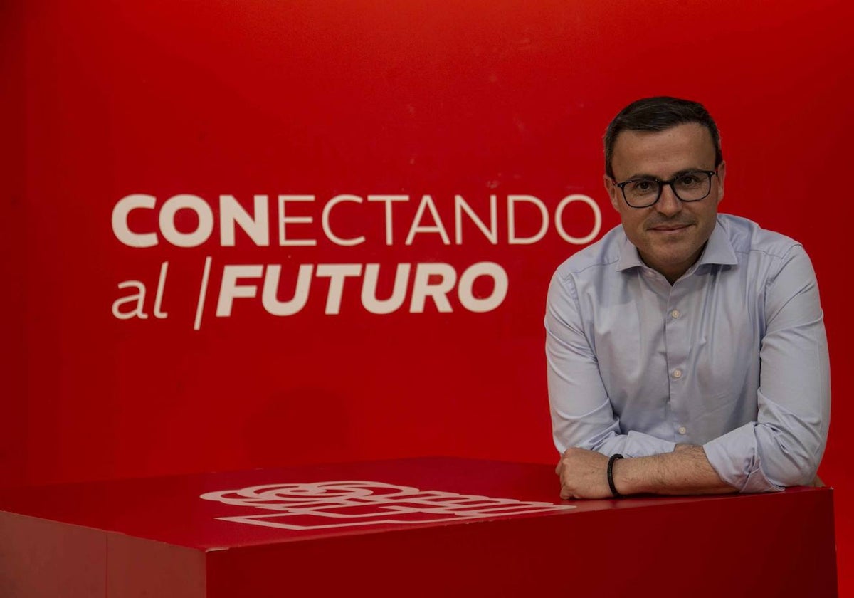 Miguel Ángel Gallardo posa en la sede regional del PSOE.