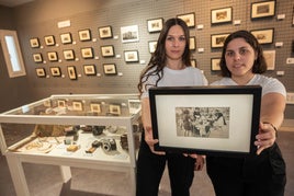 Mónica Leo y Vanesa Cordero con la fotografía de Pesini que inspiró a Capa.