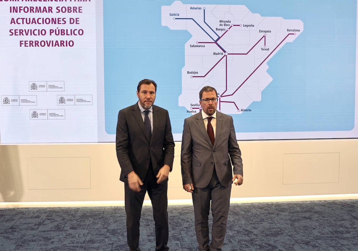 El ministro de Transportes, Óscar Puente, junto al presidente de Renfe, Raül Blanco, en la presentación de los nuevos servicios.