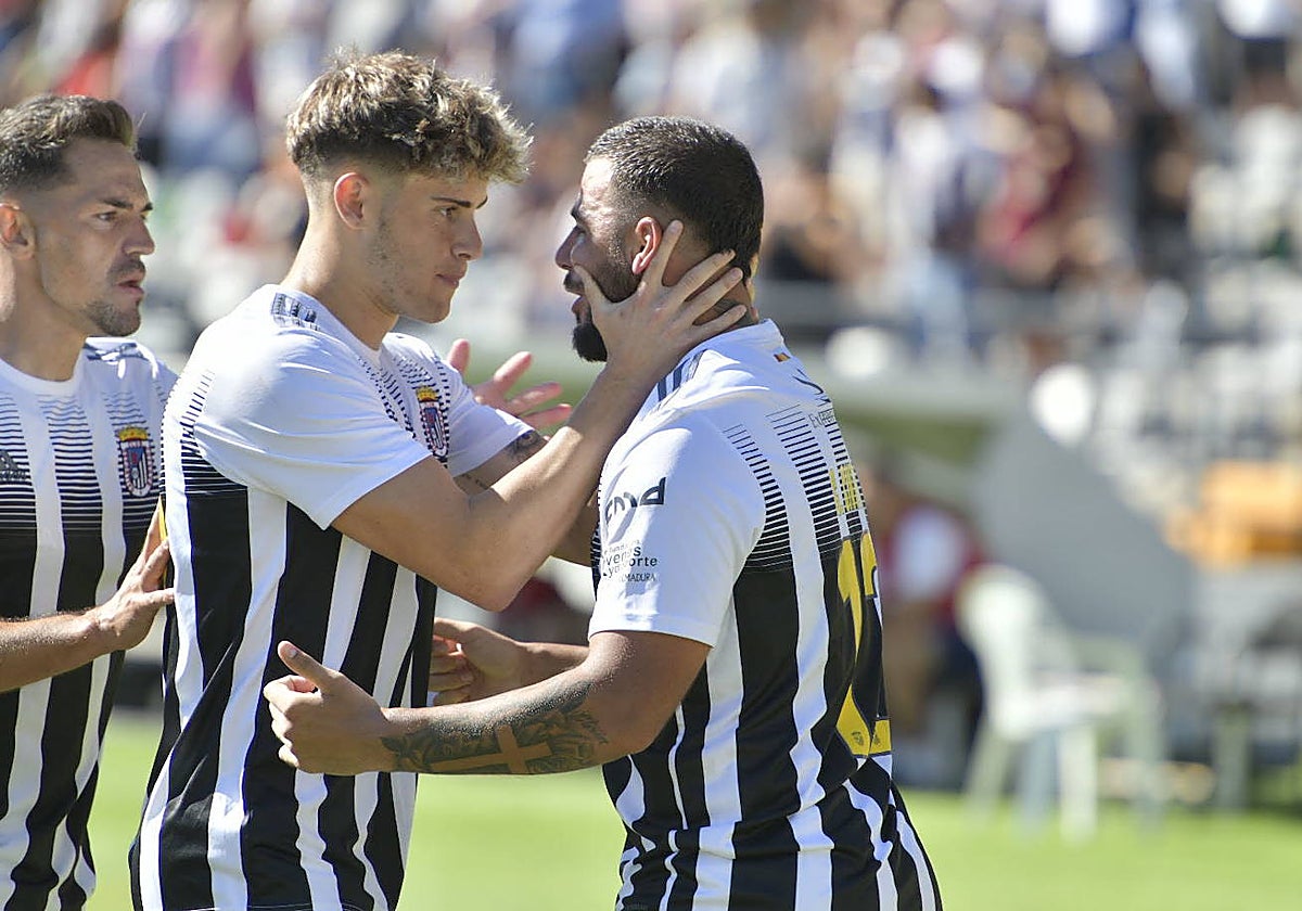 Müller (izquierda) abraza a Carlos Cinta en un partido de la primera vuelta.