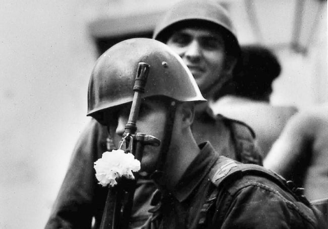 Un militar con una flor en su arma, el 25 de abril de 1974.