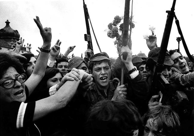 El pueblo lisboeta celebra el derrocamiento de la dictadura el 25 de abril de 1974.